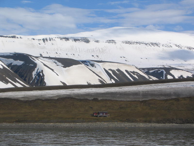 A house of Longyearbyen in front of the mountains